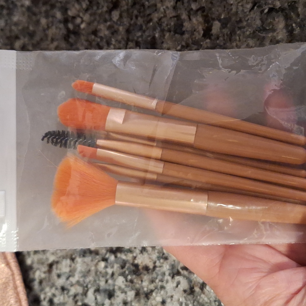 BUYERS GIVAWAY!  Pink Metallic Bag, Brush Set, Lip Gloss &  Elf Bronzer! - Picture 6 of 8
